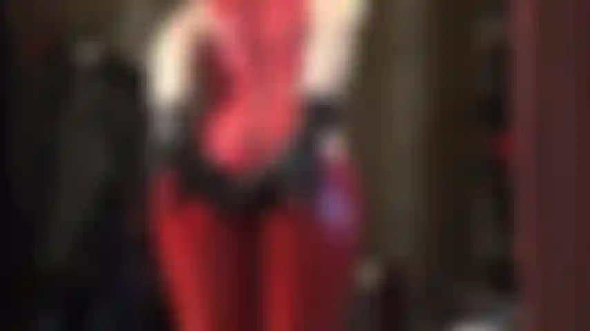 Adoro il culo e faccio una sega con guanti di lattice su un dildo nero: la padrona vivian si lucida il culo con una tuta di lattice, poi munge quel cazzo fino a farlo seccare con abbondante lubrificante e saliva.