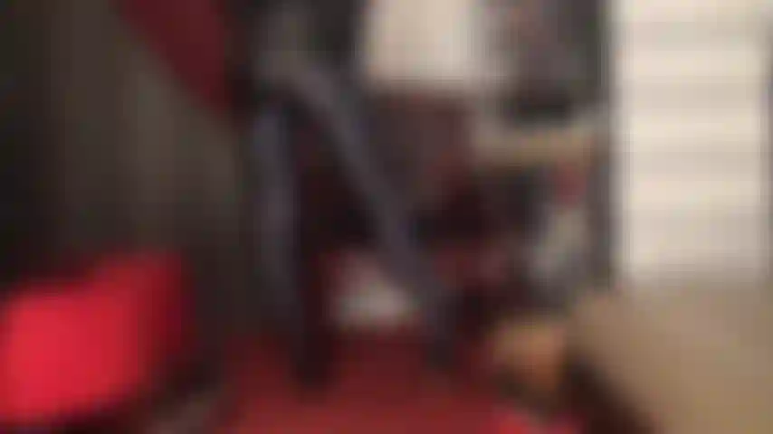 La padrona stuzzica l'amante dei collant indossando collant in spandex grigio super lucido e tacchi sexy.