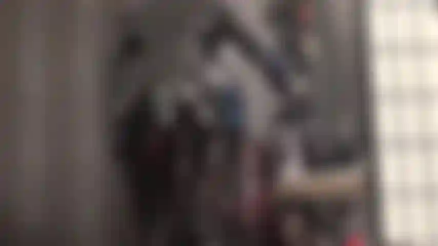 La padrona stuzzica l'amante in pvc nella sua attillata tuta lucida mentre masturba senza pietà il tuo cazzo da schiavo.