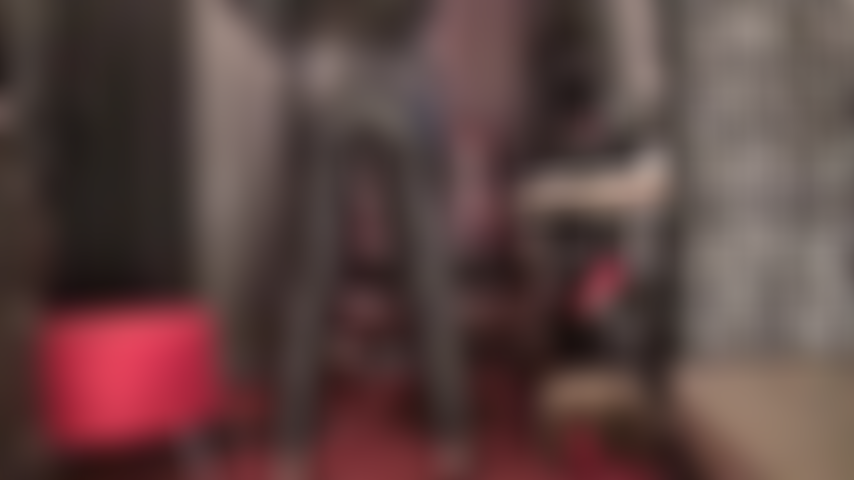 Feticista dei pantaloni di pelle: mi masturbo per le curve perfette della mia padrona indossando pantaloni di pelle attillati.