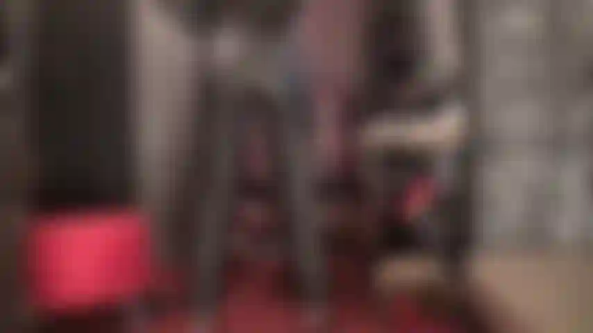 Feticista dei pantaloni di pelle: mi masturbo per le curve perfette della mia padrona indossando pantaloni di pelle attillati.