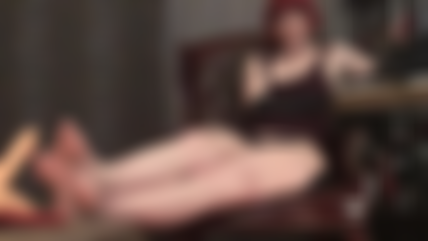 Feticista dei piedi: giocose dita nude sul tuo duro cazzo pulsante...