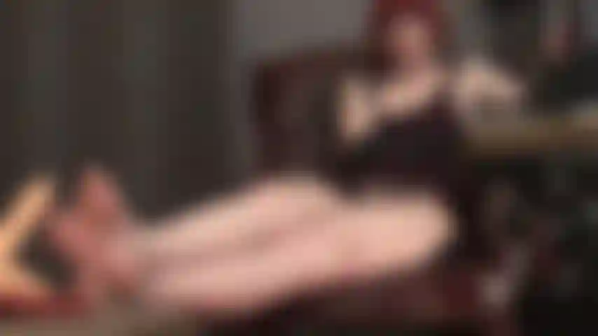 Feticista dei piedi: giocose dita nude sul tuo duro cazzo pulsante...