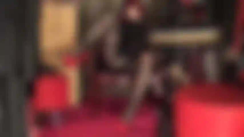 Adoro le gambe e mi piace usare lo strap-on: la padrona sa che le sue gambe coperte dai collant ti faranno impazzire, soprattutto perché portano a un grosso cazzo dall'aspetto delizioso.