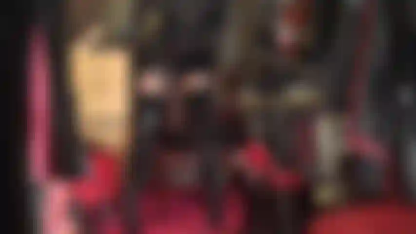 Mi metto in faccia indossando una tuta in pvc e nylon: stivali alti, collant lucidi, gonna in pvc e una tuta in nylon trasparente sotto.