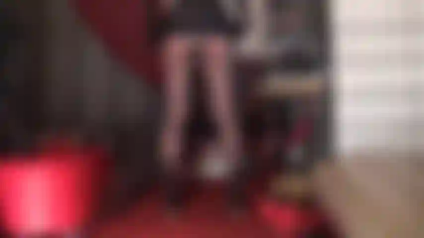 Mutandine di raso marrone e oro con motivi lussuosi: la tua dea ti ha fatto innamorare di queste mutandine setose, stuzzicandoti con le sue viste sotto la gonna.