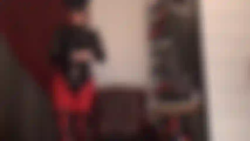 Una crudele dominatrice fetish con un enorme strap-on nero che ti dà la martellata che meriti con un grosso cazzo marrone inzuppato di saliva per la tua gola.