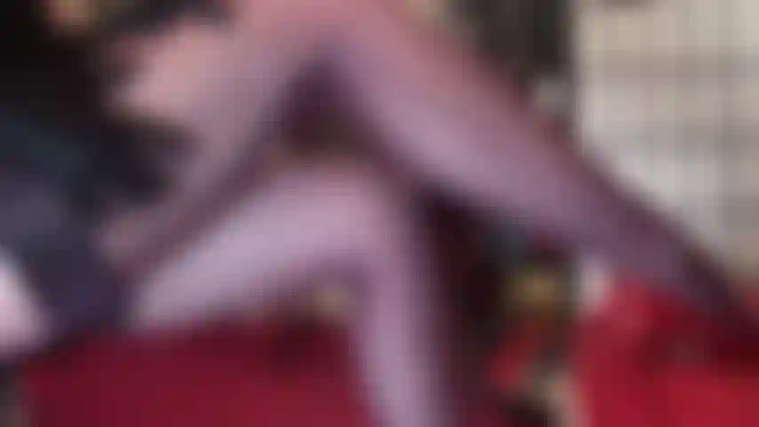 La padrona ti ha fatto innamorare delle sue gambe, del suo culo e dei suoi piedi in calze e collant viola trasparenti.