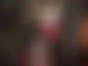 Con un completo fetish in gomma bollente, mascherina medica, calze e ampia gonna in lattice sotto la quale la padrona ha un grosso cazzo con cui scoparti.