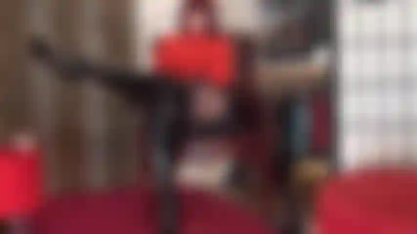 Adoro il mio corpo con questo sexy outfit composto da body rosso, gonna in vinile lucido, collant neri e stivali alti sopra il ginocchio in vernice nera.