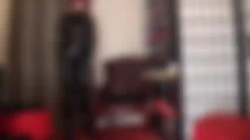 Feticista del pvc: ammira le curve lucenti della padrona vivian in questa tuta nera in vinile con stivali sopra il ginocchio e guanti in pelle.