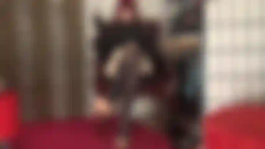 Frustino e adorazione dei piedi - la padrona ti strofina i suoi piedi puzzolenti in faccia. Se osi muovere la testa indietro sentirai la mia frusta!