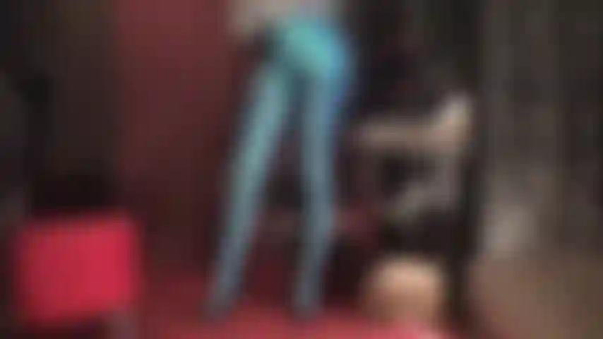 Che fantastico outfit fetish: guarda queste incredibili gambe lucide e potenti e il sedere in pantaloncini di raso blu acqua su collant in spandex leohex blu pavone.