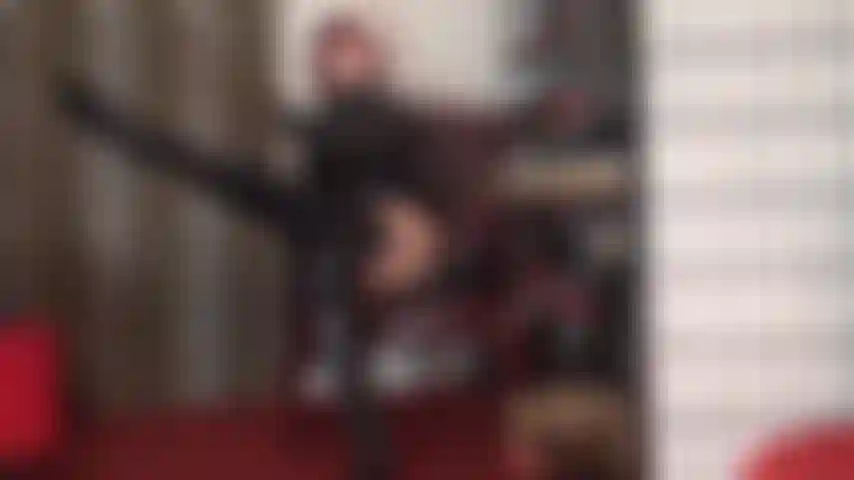 Provocante con stivali lucidi sopra il ginocchio, pvc e calze con giarrettiere sopra collant color cuoio: le curve sexy e lucide della mia padrona ti fanno impazzire.