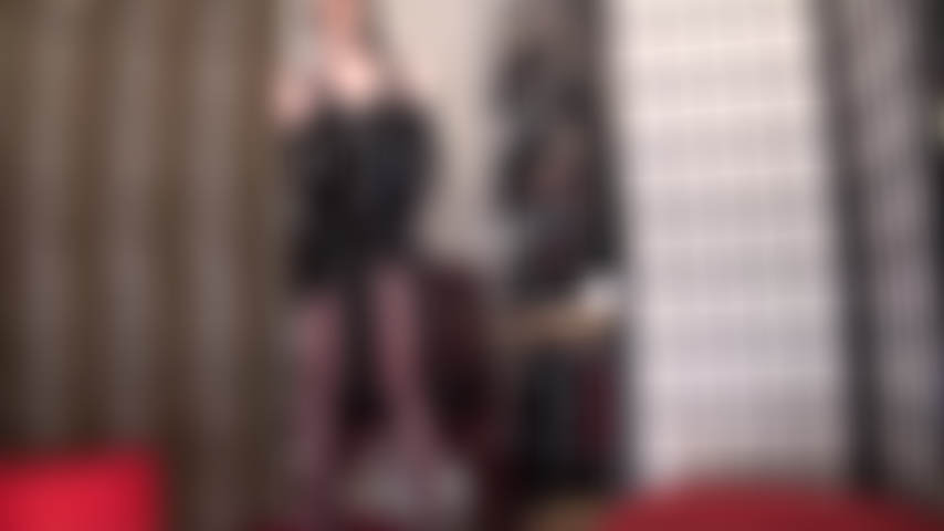 Adoratrice di una dea con strap-on nero gigante e pvc: una donna fetish e sexy vestita tutta di nero, con guanti di pelle, vestito di pvc e occhiali da sole, che si pavoneggia con il suo enorme cazzo nero.