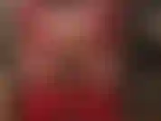 Adora il mio culo con questi pantaloni rossi attillati e sexy e i collant sottostanti: guarda la padrona stuzzicare il suo favoloso culo rotondo con i guanti rossi.