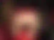 Adoratrice del culo in collant sexy: la padrona mi stuzzica con il suo splendido sedere indossando un vestito rosso attillato e collant lucidi sotto.