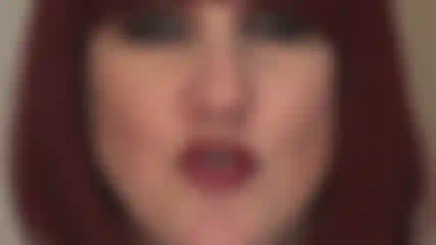 ( Parte 1/2: adorazione del viso e del cazzo) - la padrona ti rende debole e sottomesso mentre ti prosciuga le palle e il portafoglio con i suoi occhi penetranti, le labbra lucide e la lingua sensuale. La padrona accarezza un grosso cazzo nero e tutto ciò che desideri è ingoiare quella sborra.