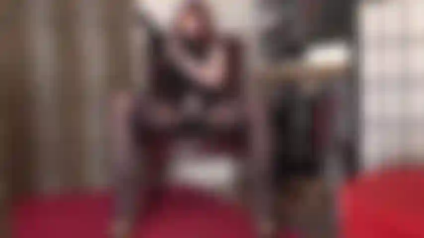 La padrona vivian accarezza il suo grosso cazzo con lo strap-on, indossando calze di nylon setose sulle braccia, invitandoti ad accarezzarlo anche con il nylon sulle mani.