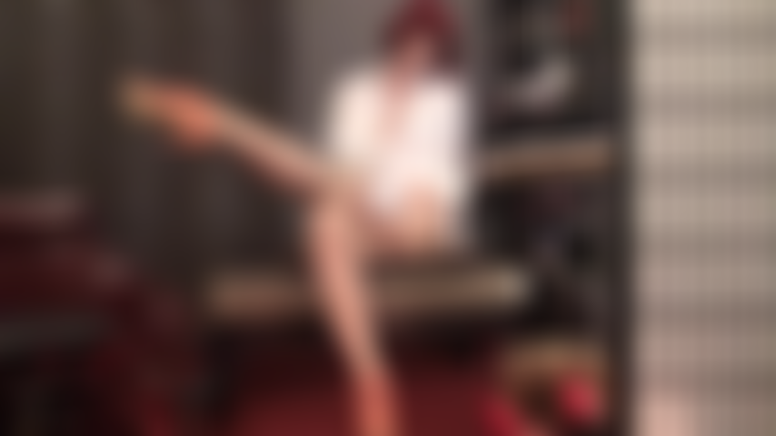 Con graziose mutandine color corallo, tacchi a listini e collant color carne lucidi.