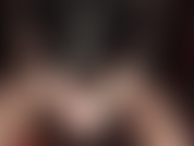 Pegging duro, scopata con lo strapon: mi piego per il grande strapon della mia padrona e bevo la saliva che gocciola dalle mie labbra con il rossetto nero.