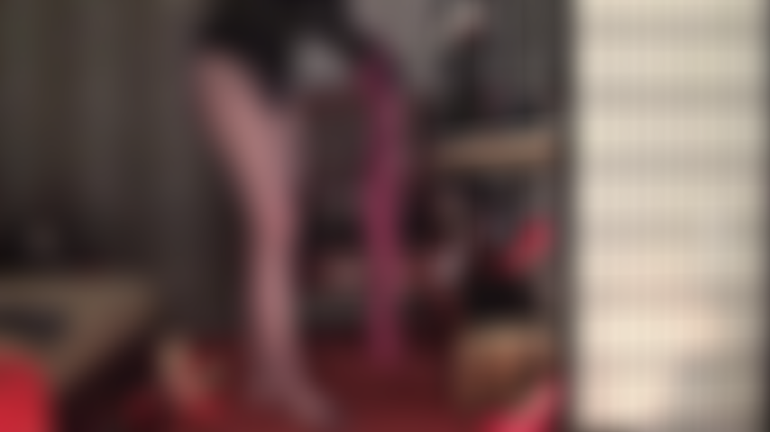 Accontenterai la mia padrona con un grosso cazzo nero: so quanto duro e eccitato diventa il mio cazzo, quella sgualdrina, per un grosso cazzo nero in strati di collant.