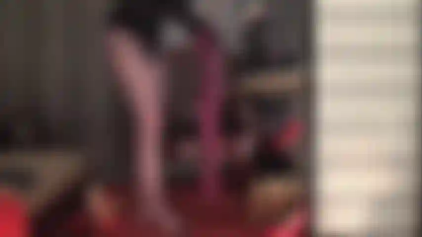 Accontenterai la mia padrona con un grosso cazzo nero: so quanto duro e eccitato diventa il mio cazzo, quella sgualdrina, per un grosso cazzo nero in strati di collant.