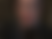 La padrona accarezza il suo enorme cazzo nero con i guanti di pelle. Guardati, sei così dannatamente affamata di cazzo, apri la bocca, la lingua tesa che implora di succhiarla fino a prosciugarla e ingoiare quell'enorme carico.