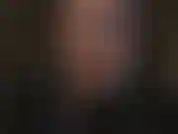 La padrona accarezza il suo enorme cazzo nero con i guanti di pelle. Guardati, sei così dannatamente affamata di cazzo, apri la bocca, la lingua tesa che implora di succhiarla fino a prosciugarla e ingoiare quell'enorme carico.