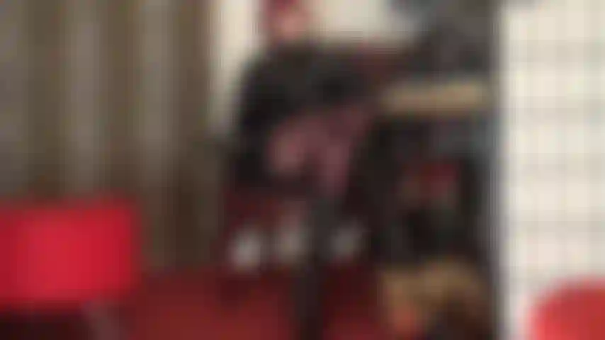 L'abito in pvc è particolarmente lucido, ma tu hai occhi solo per le calze coprenti marrone scuro della padrona.