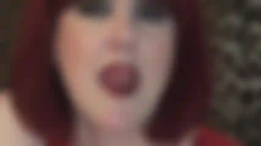 Con un rossetto rosso scuro e caldo che stuzzica la bocca e la lingua.