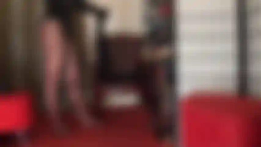 Gambe irresistibili in collant effetto giarrettiera stampati leopardati e tacchi alti con plateau.