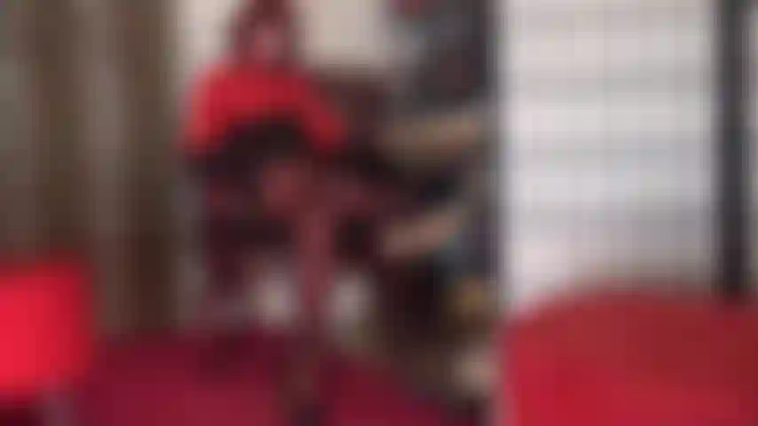 Adoro le gambe con le calze rosse e mi esercito con lo strapon.