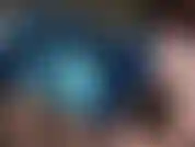 Abito attillato in lattice blu.