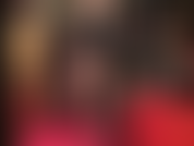 Goditi questa sexy provocazione in nylon nero trasparente con gonna di pelle super corta, giacca, guanti e décolleté. Adorazione del culo, seduta in faccia con i collant.