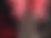 Guanti di pelle rossa e sensuale stuzzicamento fetish con lo sputo: annuso e assaggio lo sputo della padrona dai suoi bellissimi palmi rivestiti di pelle rossa. Una vera sessione fetish.