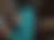 Indosso pantaloni di raso blu e tacchi a spillo estremamente alti: la padrona si masturba con i suoi lunghi 25 centimetri di tacco cromato e guanti neri lucidi, lasciandoti adorare il suo culo sexy in questi jeans lucidi.