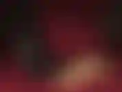 Che calpesta un dildo morbido e soffice con stivali neri verniciati.