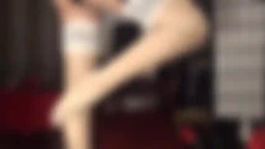 Gli strati di nylon lucido rendono la femminuccia eccitata per il cazzo: guarda la padrona aggiungere calze extra lucide, collant e un cazzo nero per farti piacere.