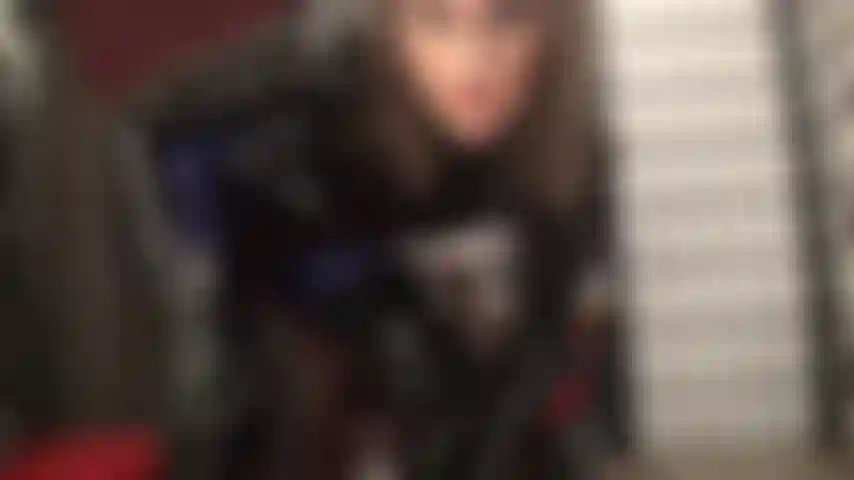 La padrona soddisfa tutti i tuoi requisiti fetish con questo completo composto da collant in lycra blu scuro sotto un body in pvc nero e stivali alti.