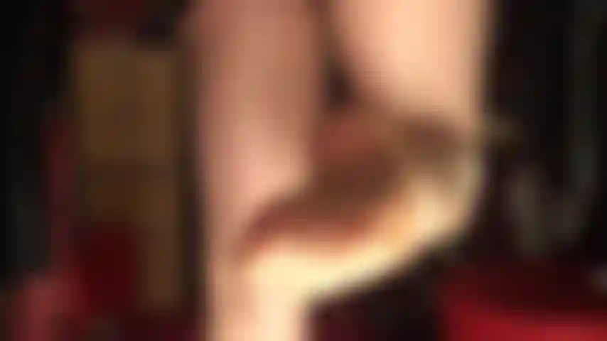 Abbandonati alla vista della tua dea dei collant, indossa un altro paio di collant lucidi e infila delle sexy mules di pelle per stuzzicarti.