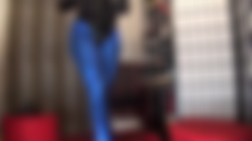 Leggings blu metallizzati lucidi e body con perizoma in pvc nero lucido: un completo attillato e eccitante per adorare il corpo della mia padrona.
