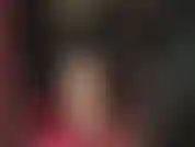 La padrona vivian è stupenda nella sua camicetta di raso nero con volant, che mi stuzzica con il suo frustino e i guanti di pelle. Ti piacerebbe sentire questa frusta.