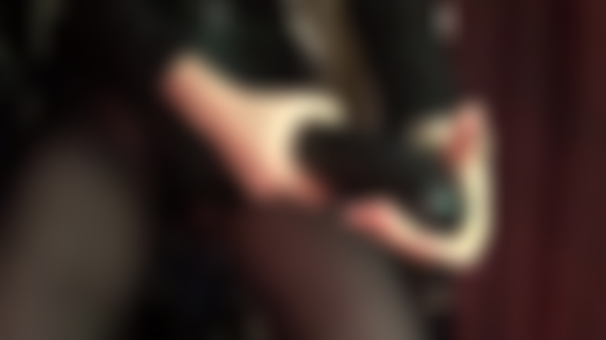 La padrona si masturba da dietro con il suo enorme strap-on nero, stuzzicando con il suo fantastico culo in collant.