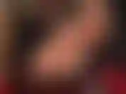 La padrona mette i suoi piedi nudi in mostra perché i suoi servi li adorino.