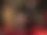 Una seduzione sexy con le gambe: collant a righe color carne, abito corto in vinile, guanti di pelle e mules.