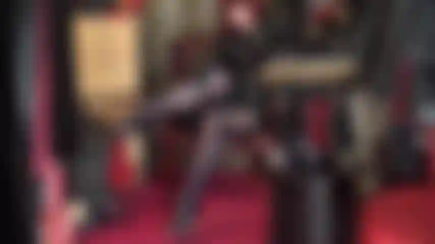 Che si abbandona al suo amore per le gambe in collant: ammira le lunghe gambe della padrona ricoperte di nylon, con le sue calze lucide blu navy e i suoi tacchi a spillo con cinturino.