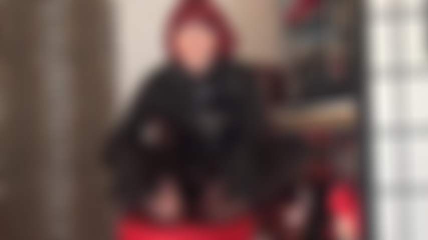 Adoro i piedi con calze vintage con cuciture: la padrona indossa leggings neri così puoi concentrarti completamente sui meravigliosi piedi in nylon.