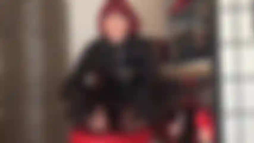 Adoro i piedi con calze vintage con cuciture: la padrona indossa leggings neri così puoi concentrarti completamente sui meravigliosi piedi in nylon.