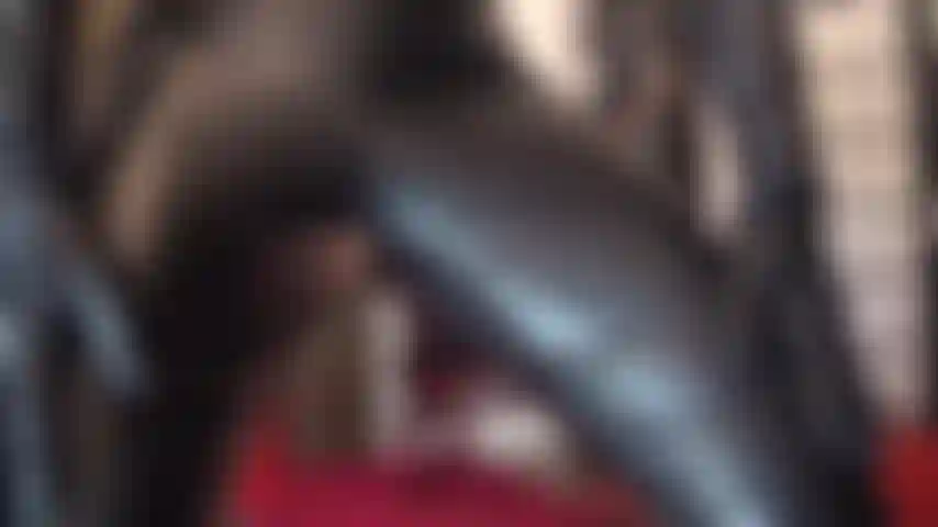 Adoro la dea della pelle: un paio di pantaloni di pelle attillati, guanti e stivali alti ti faranno battere il cuore più forte.